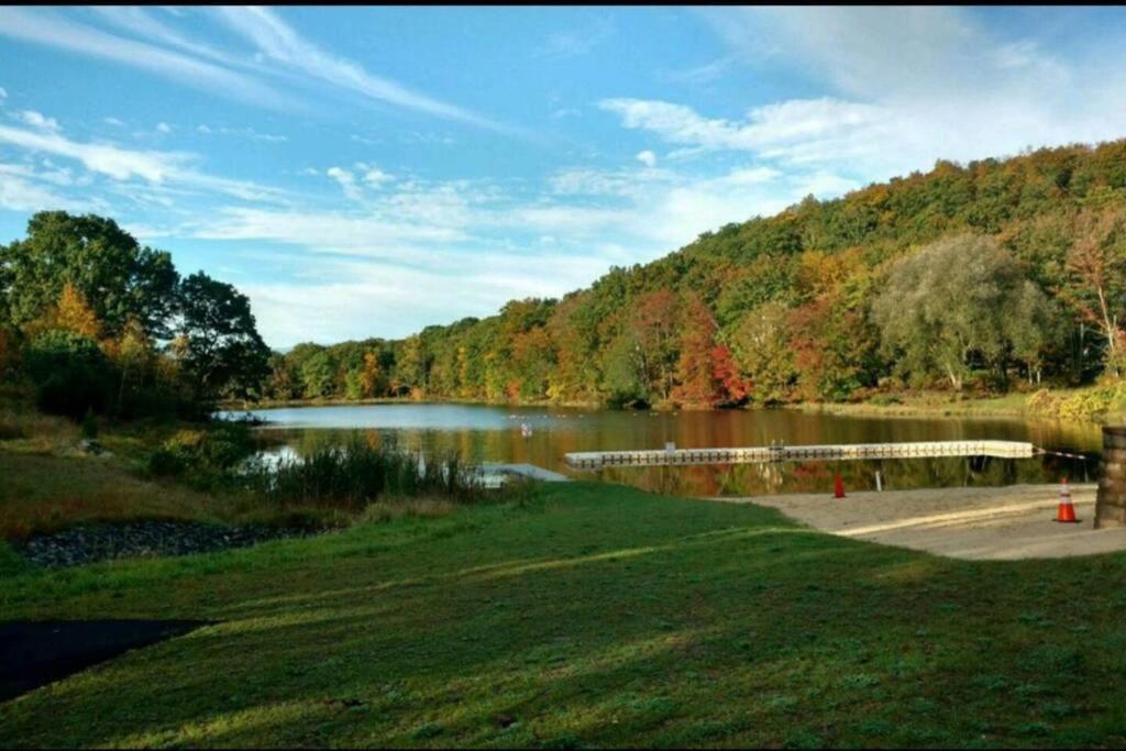 *Amenity-Filled Waterfront Oasis @Saw Creek Estates Near Waterfalls And Hiking* East Stroudsburg Exterior foto