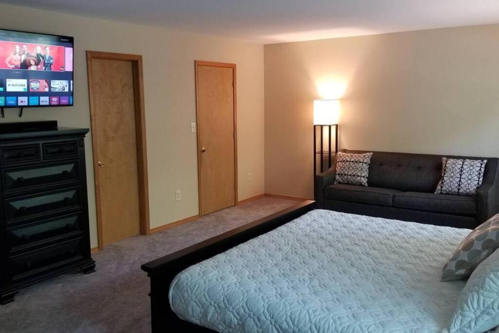 *Amenity-Filled Waterfront Oasis @Saw Creek Estates Near Waterfalls And Hiking* East Stroudsburg Exterior foto