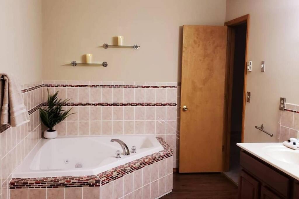 *Amenity-Filled Waterfront Oasis @Saw Creek Estates Near Waterfalls And Hiking* East Stroudsburg Exterior foto
