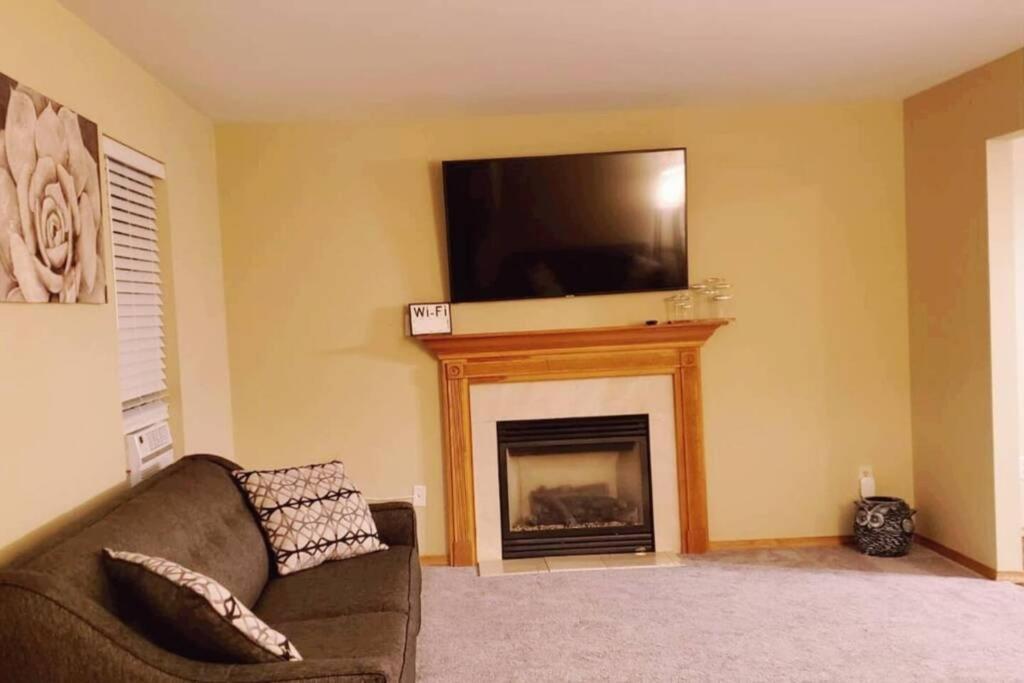 *Amenity-Filled Waterfront Oasis @Saw Creek Estates Near Waterfalls And Hiking* East Stroudsburg Exterior foto
